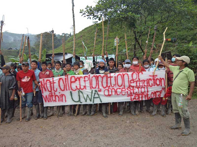 Comunidade U'wa protesta contra a exploração de petróleo em 2014 - 'Nenhuma exploração ou extração de petróleo dentro do território ancestral U'wa'. Foto: Associação de Líderes e Conselhos Tradicionais U'wa - ASOU'WA