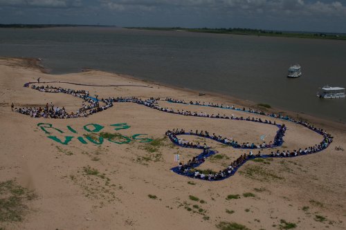 More than 700 people, many of them from communities threatened by dams and deforestation, joined Amazon Watch and aerial artist John Quigley/Spectral Q in forming a human banner in the shape of Yara.