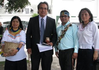 Líderes de Sarayaku con el Relator Especial de la ONU para los Derechos de los Pueblos Indígenas James Anaya.