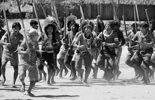 Guerreros kayapo bailando