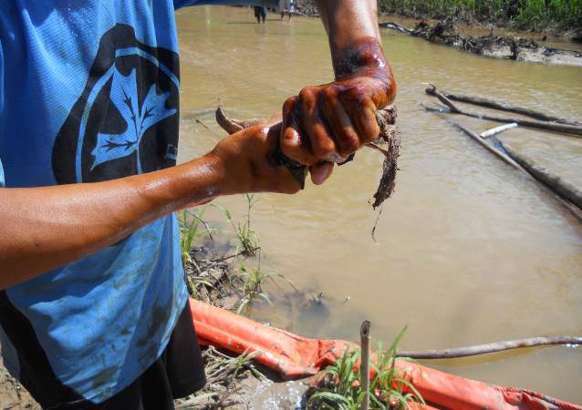 Local indigenous peoples were left to clean up a Maple Energy oil spill in the Peruvian Amazon with rags and buckets