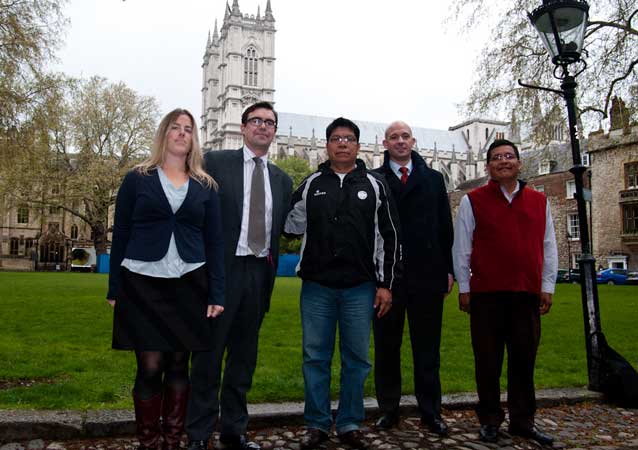 Los líderes indígenas ecuatorianos Humberto Piaguaje (centro) y Guillermo Grefa (extremo derecho) se reúnen con representantes del Departamento de Inversiones de la Iglesia de Inglaterra y con los administradores de fondos de Hermes en la Abadía de Westminster en Londres.