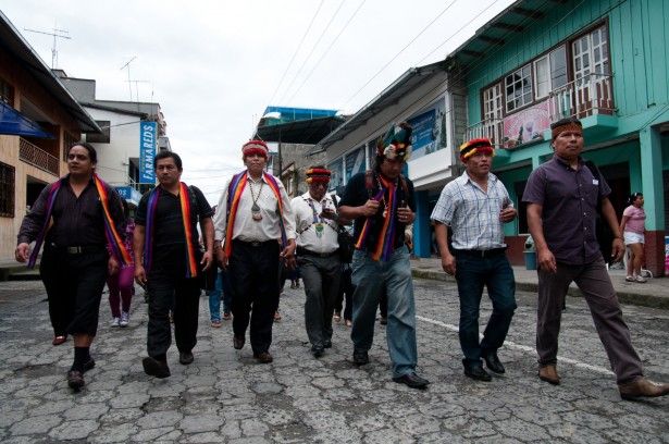 Líderes indígenas que representan a sus comunidades en las tierras bajas amazónicas de Ecuador marcharon hacia la oficina del Ministerio de Hidrocarburos en la ciudad de Puyo, Ecuador, el 7 de febrero para expresar su preocupación por el reciente anuncio de una propuesta de subasta de 21 arrendamientos cerca de la frontera peruana para la extracción de petróleo. Los arrendamientos vulneran los derechos indígenas. Crédito de la foto: Mitch Anderson