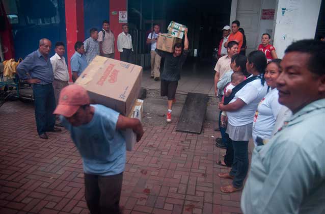 Carrying the boxes with case files to the Quito court