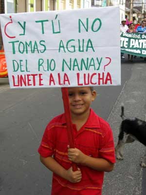 Don't you drink water from the Nanay? Join the fight! – Iquitos Water Committee protest