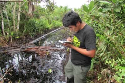 Indigenous monitor records contamination in Pacaya Samira. Photo: Alianza Arkana/ACODECOSPAT