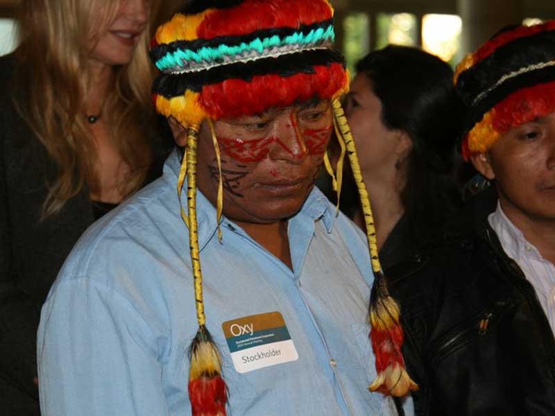 Líderes da comunidade Achuar participando da assembleia de acionistas da Oxy em 2010, acompanhados pela atriz Daryl Hannah. Crédito da foto: Amazon Watch