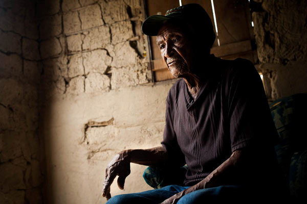 Bernandino Silva Azevedo, 85 years old, lived through all the economic cycles of the Amazon over the last century. He will be forced to leave the hamlet where he lives to move to a town. Photo credit: Marcio Isensee e Sá