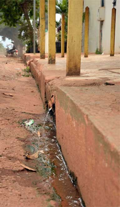 Sewage flows into an Altamira street. Norte Energia, the builder of the Belo Monte dam, has installed a municipal sewage system but has refused to link houses to it, insisting that this is the responsibility of the city government. Photo credit: Natalia Guerrero.