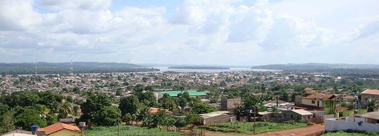Altamira in the state of Pará, Brazil, sprawls along a bank of the Xingu River. Photo credit: Igor Cavallini under the terms of the GNU Free Documentation License, Version 1.2.