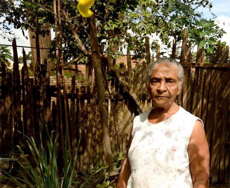 Adelia Marinho de Souza in her cottage garden, her sanctuary from the urban world that has replaced the sleepy Amazon settlement in which she once lived. Photo credit: Natalia Guerrero.