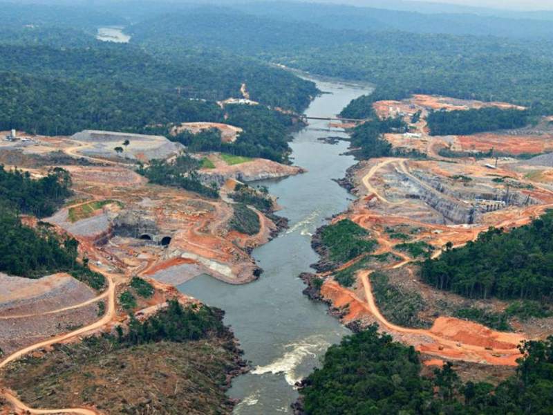 Construction of the São Manoel Dam in the Brazilian Amazon. Photo credit: International Rivers