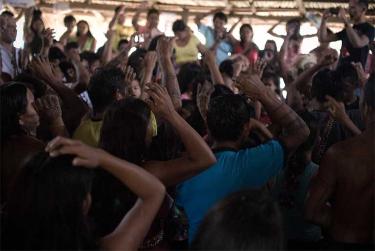 Assembly participants take a vote during the meeting. The Munduruku make decisions based on a democratic consensus process. Photo credit: Anderson Barbosa of the Anderson Barbosa / Fractures Collective.