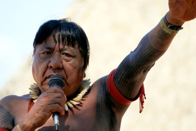 Chief Megaron Txukarramãe addressed the crowd at the recent Piaraçu assembly.