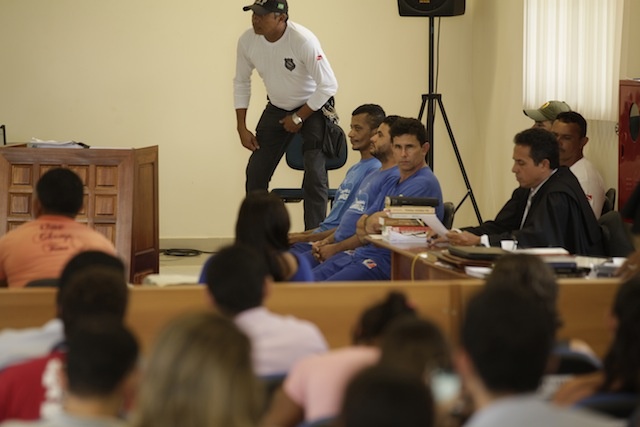 The defendants during the trial. From back to front: Alberto, Lindonjonson, and Zé Rodrigues (looking at the camera).