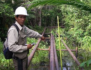 An indigenous monitor from the FECONACO team documents a new oil spill.