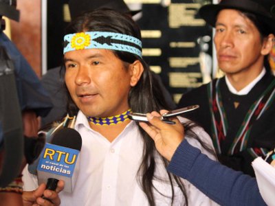 Marlon Santi, presidente de la CONAIE, junto con congresistas ecuatorianos conversan con la prensa sobre las acusaciones inventadas de terrorismo y sabotaje.