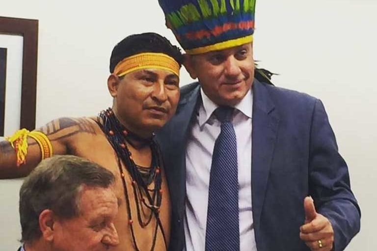 Adilton Sachetti has worked closely with leading members of the ruralists, such as Nilson Leitão pictured here with his arm around an indigenous man in Congress. Photo credit: noticiasagricolas / Mongabay