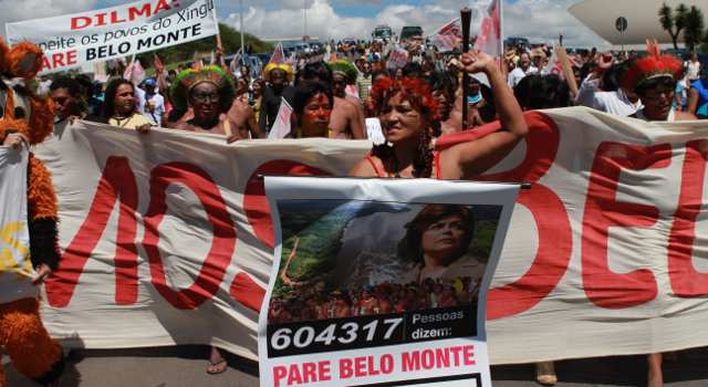 Sheyla Jununa leading a march against the Belo Monte Dam complex