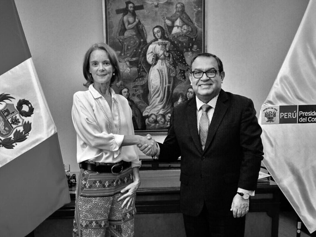 The U.S. ambassador to Peru shakes hands with PM Alberto Otárola