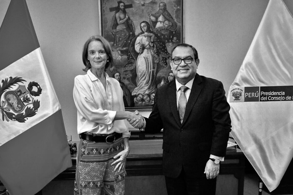 O embaixador dos EUA no Peru aperta a mão do PM Alberto Otárola