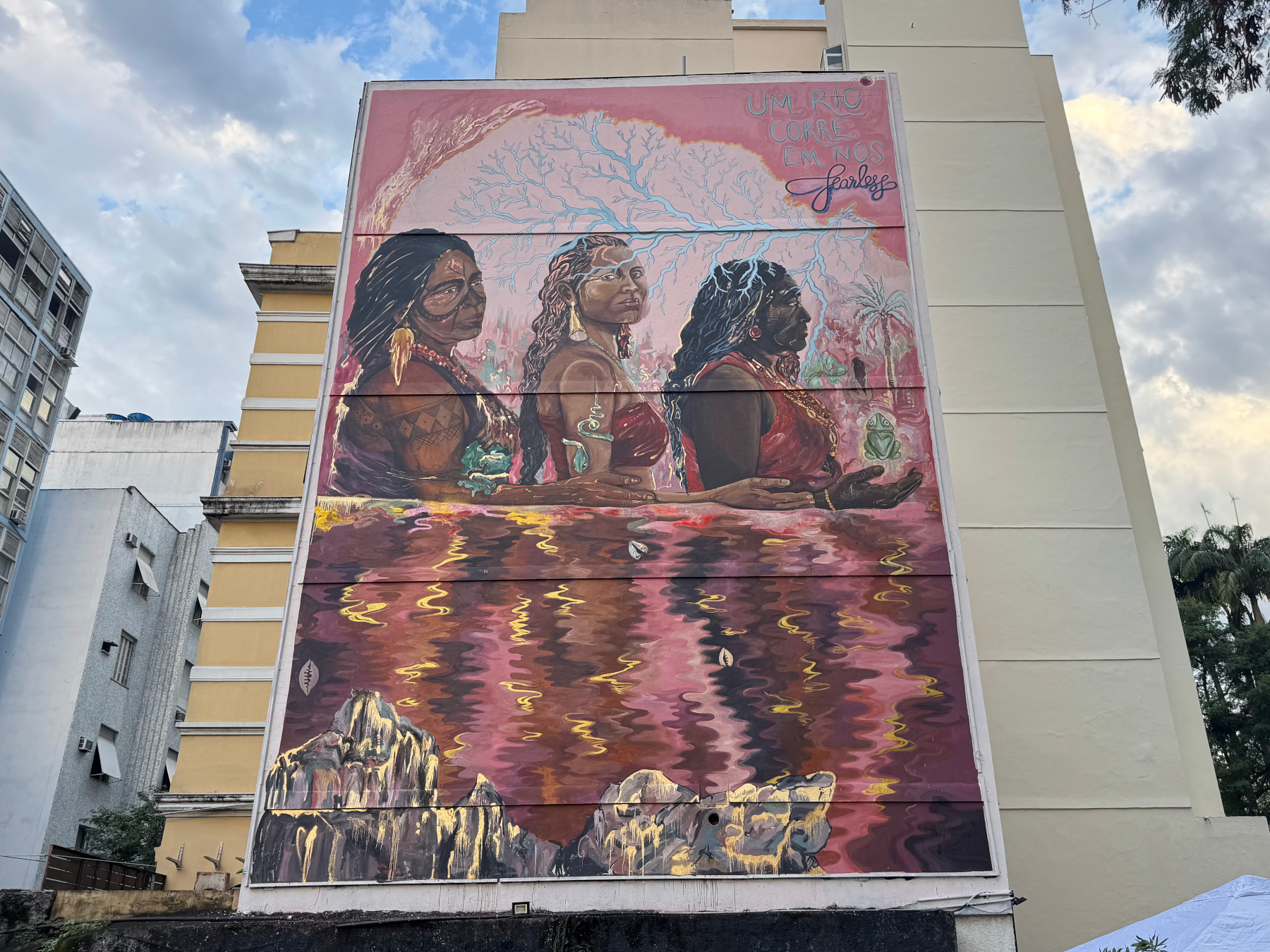 Mural monumental no Rio de Janeiro celebra mulheres que defendem os rios da Amazônia.